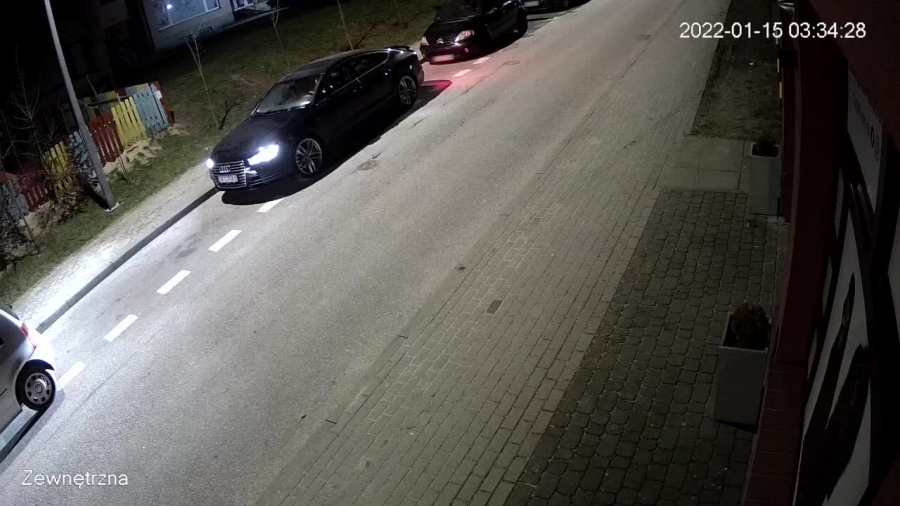 Zuchwała kradzież luksusowego samochodu w Kościerzynie. Policja szuka sprawcy