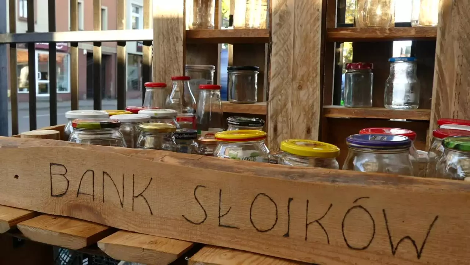 bank-sloikow-na-wejherowskim-targowisku.mp4