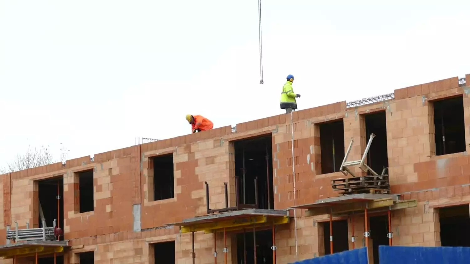 2-jak-ida-prace-nad-budowa-nowego-budynku-komunalnego.mp4