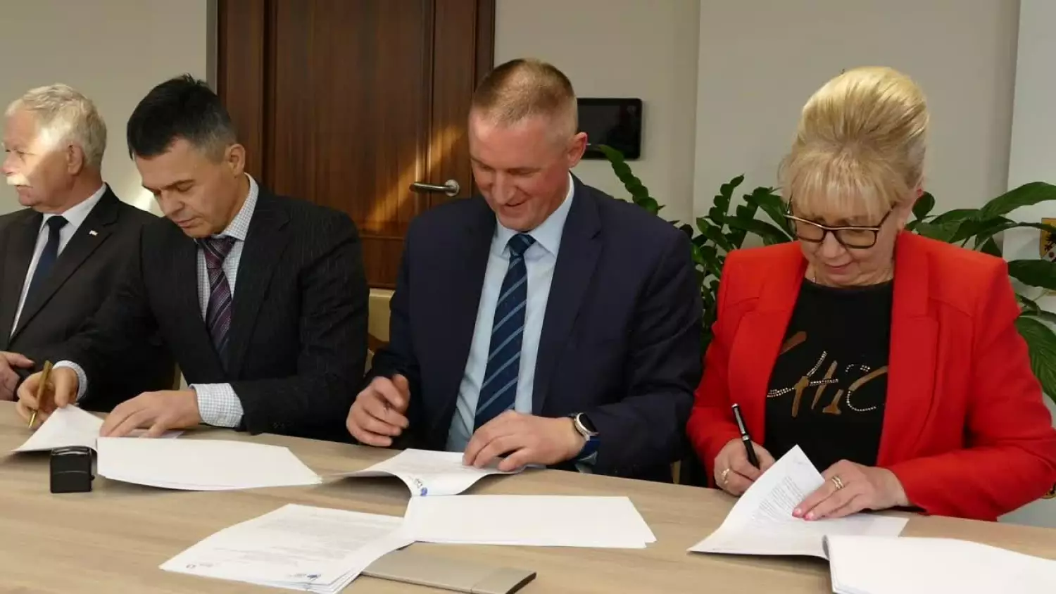 16-milionow-dla-powiatu-na-rozbudowe-drog.mp4