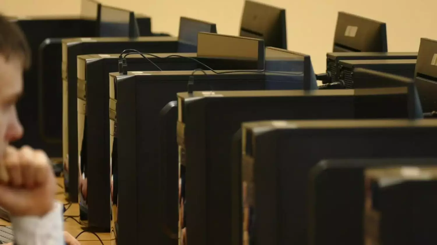 elektryk-prac-komp.mp4