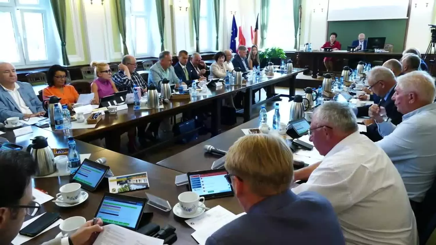 radni-wrocili-na-sale-sesyjna.mp4