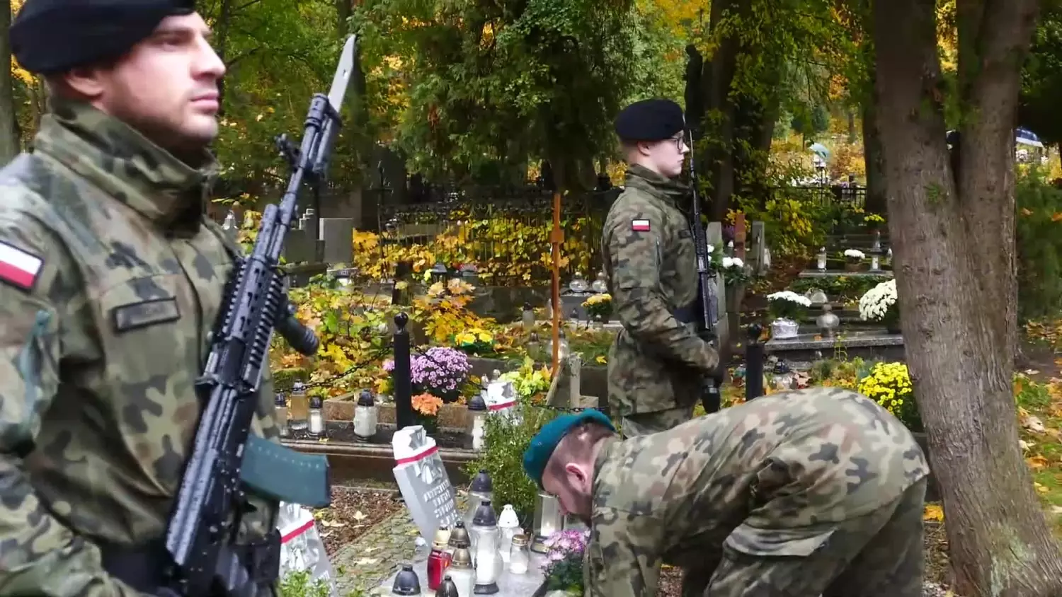 zlozenie-kwiatow-przez-delegacje.mp4