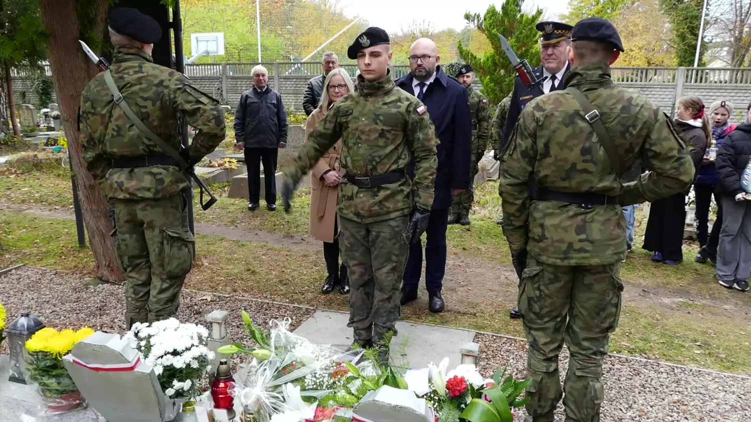 kwiaty-i-znicze-dla-poleglych.mp4