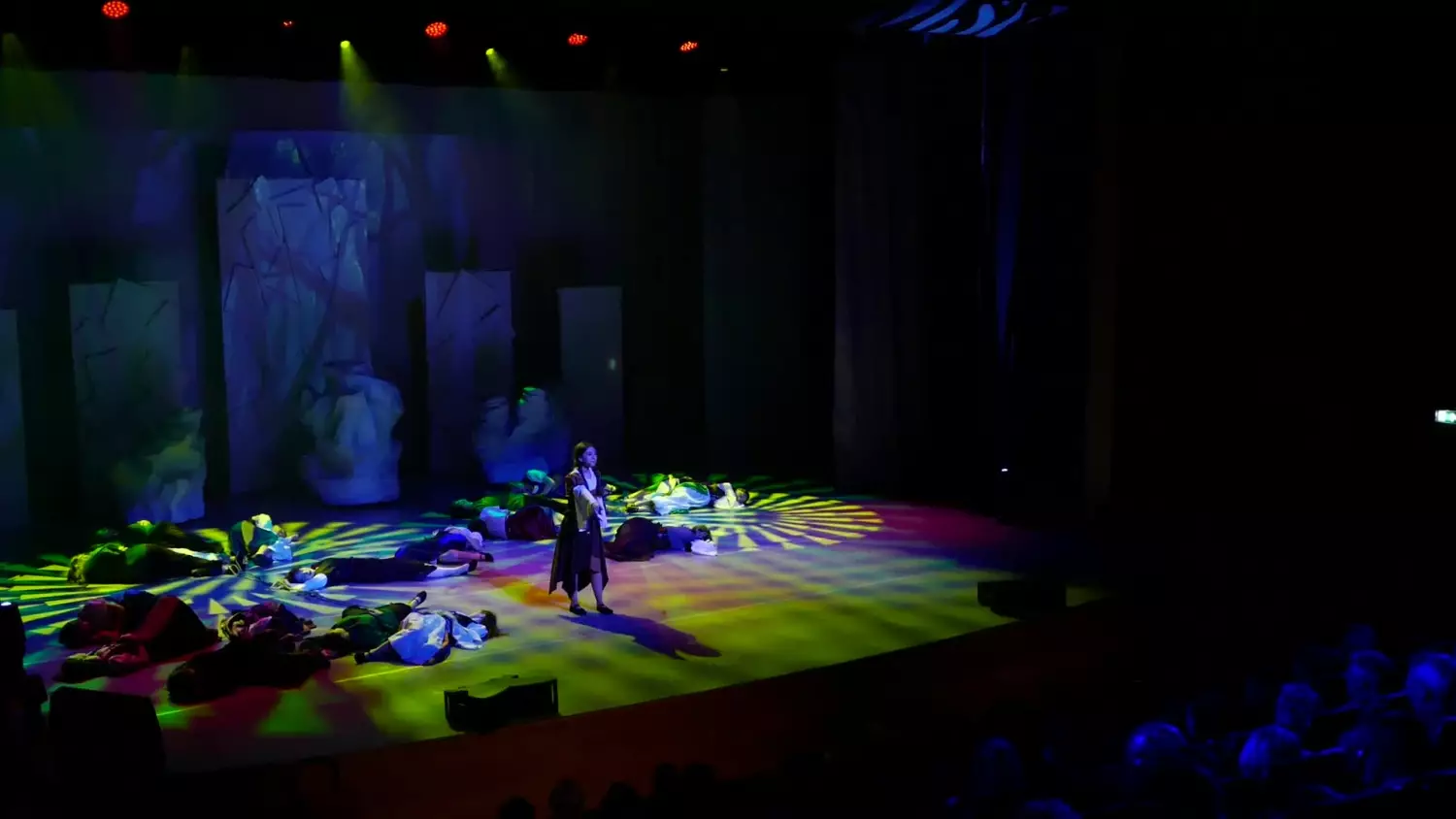 prapremiera-spektaklu-krolowa-sniegu.mp4